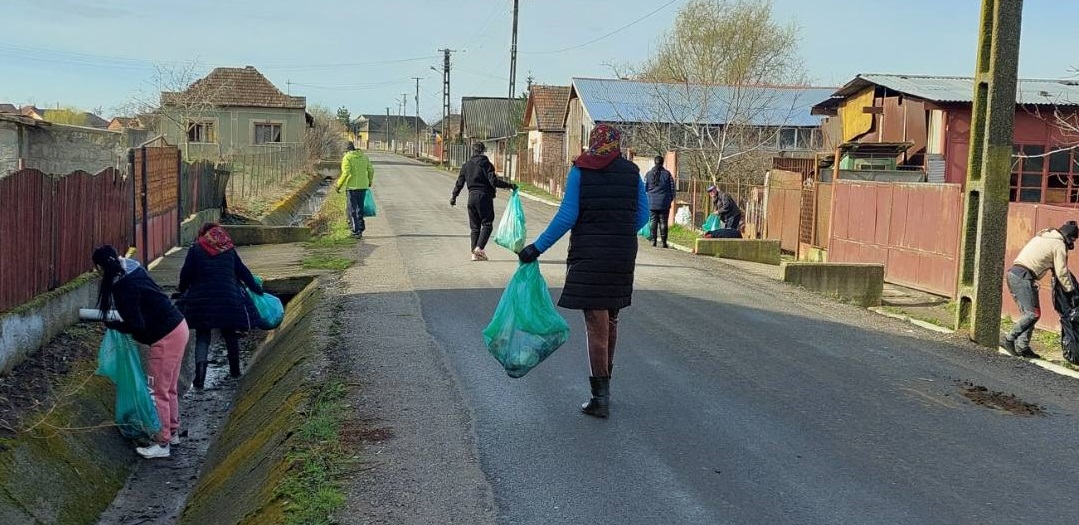FOTOGALERIE. Curățenia de primăvară continuă la Moftinu Mic: peste 30 de saci de deșeuri adunați