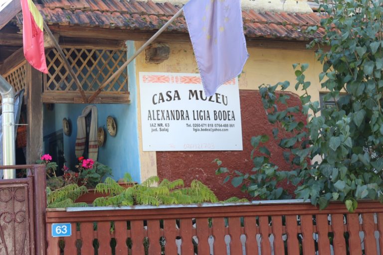Surprinzătorul Muzeu de Artă Populară „Ligia Bodea” Iaz – adăpostește într-o veche casă țărănească una dintre cele mai mari colecții etnografice private din România