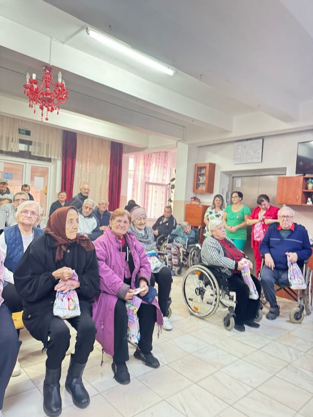 Gest de suflet!  Echipa Farmaciilor Catena Satu Mare a adus primăvara în sufletele vârstnicilor