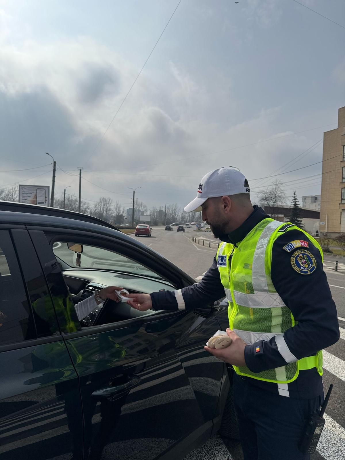 MĂRȚIȘOARE PENTRU DOAMNE ȘI DOMNIȘOARE, OFERITE ÎN TRAFIC DE POLIȚIȘTII SĂTMĂRENI