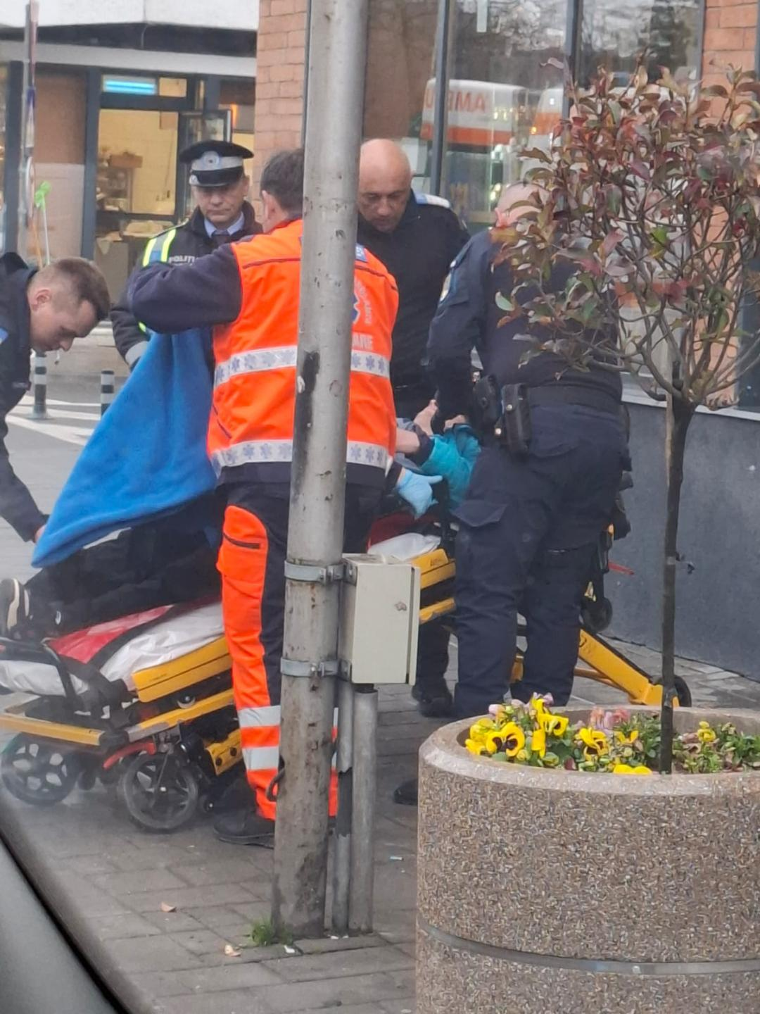 Jandarm aflat în timpul liber a acordat primul ajutor unei persoane căzute pe stradă!