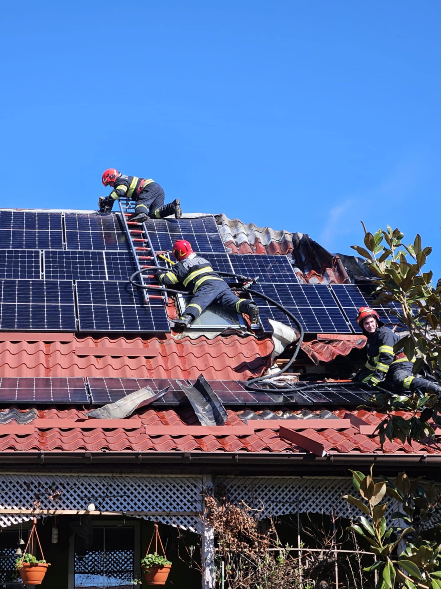 FOTO. INCENDIU. Casă mistuită de flăcări la Satu Mare