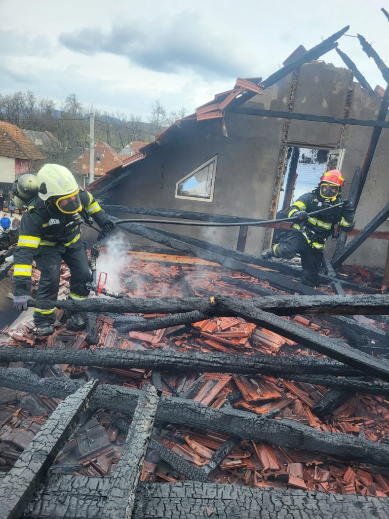 FOTO. Incendiu violent la o casă din Țara Oașului. Pagube enorme