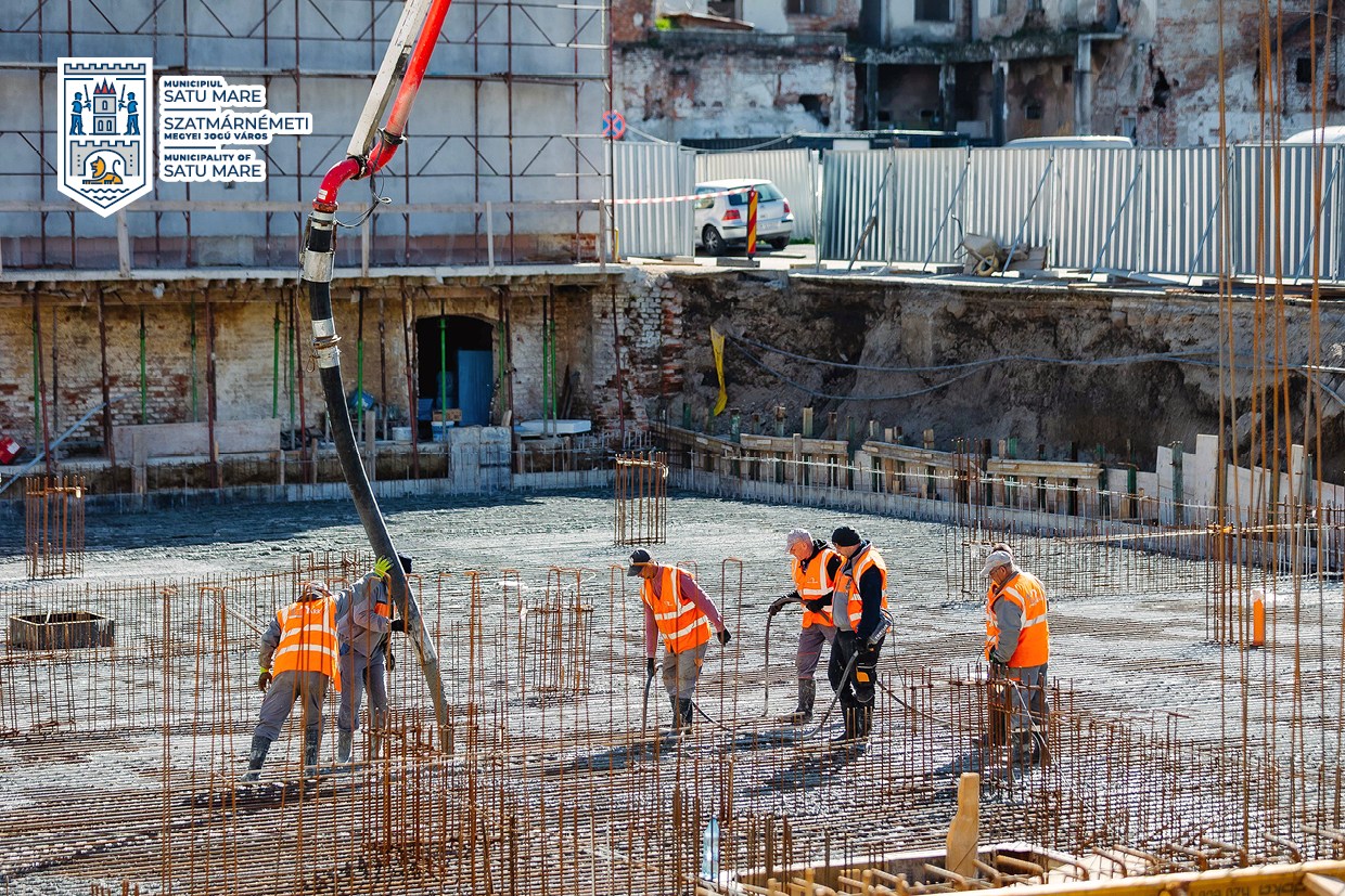 FOTO. Lucrările la parcarea etajată de pe strada Kogălniceanu avansează. Radierul general a fost turnat