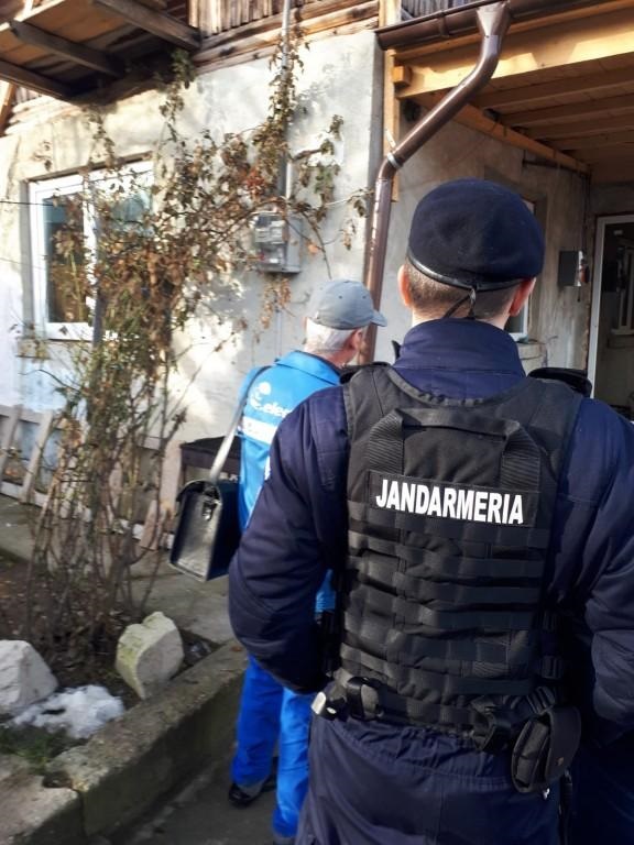 Hoții de curent din Stâna, prinși cu jandarmii. Acțiune în forță