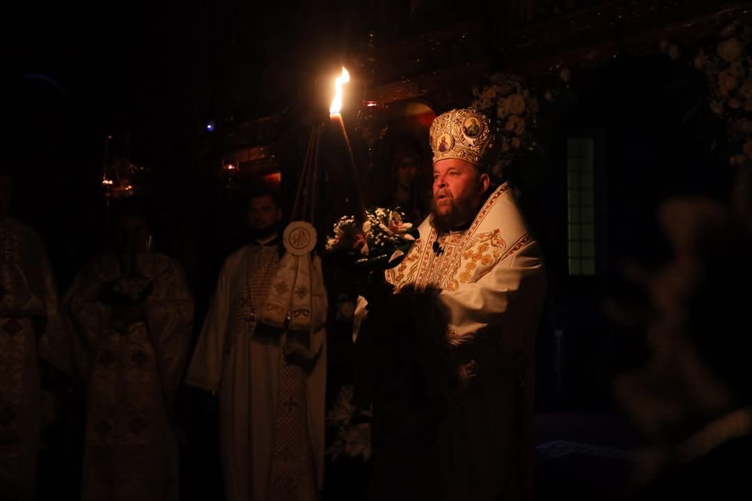 FOTO. Preasfințitul Părinte Timotei a săvârșit Slujba Învierii la Catedrala „Adormirea Maicii Domnului” Satu Mare