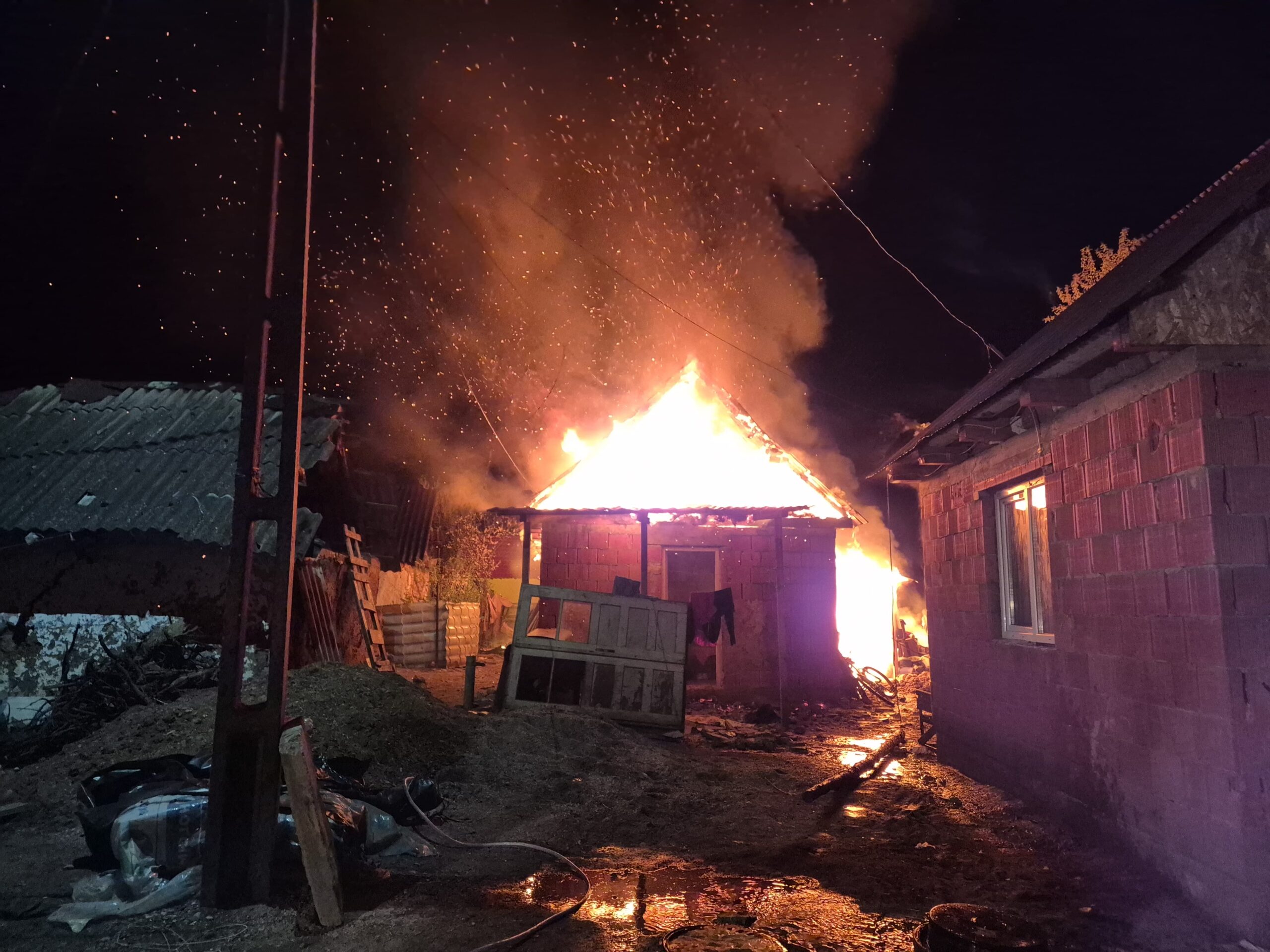 FOTO. Misiune dinamică! Gospodărie incendiată violent în localitatea Petin