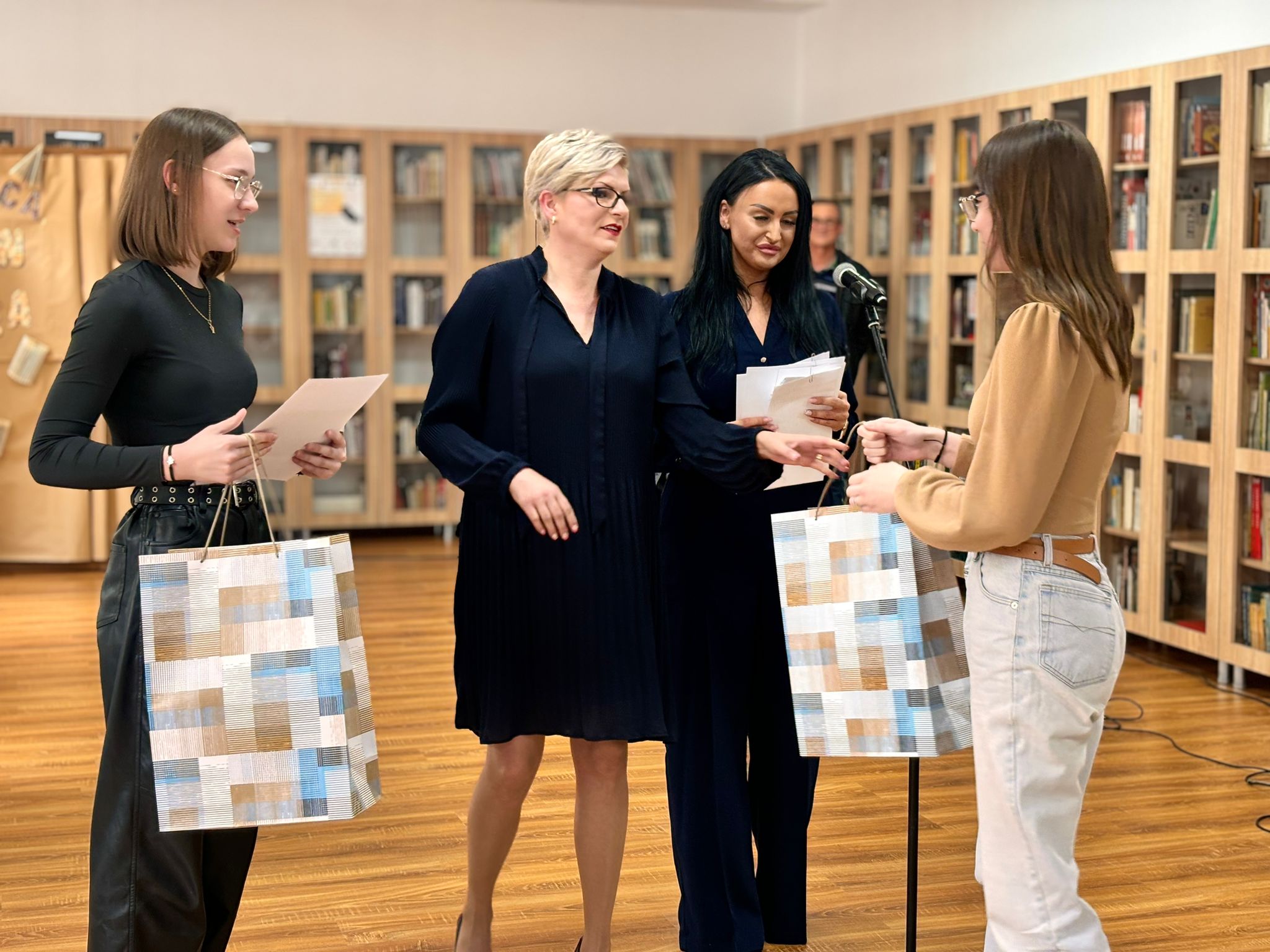 Proiectul „Dăruiește C(ARTE) pentru copii și tineri sătmăreni”