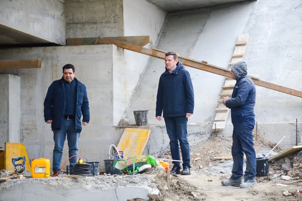 FOTO. Vicepreședintele CJ Satu Mare, în inspecție la lucrările de modernizare a podului peste râul Crasna