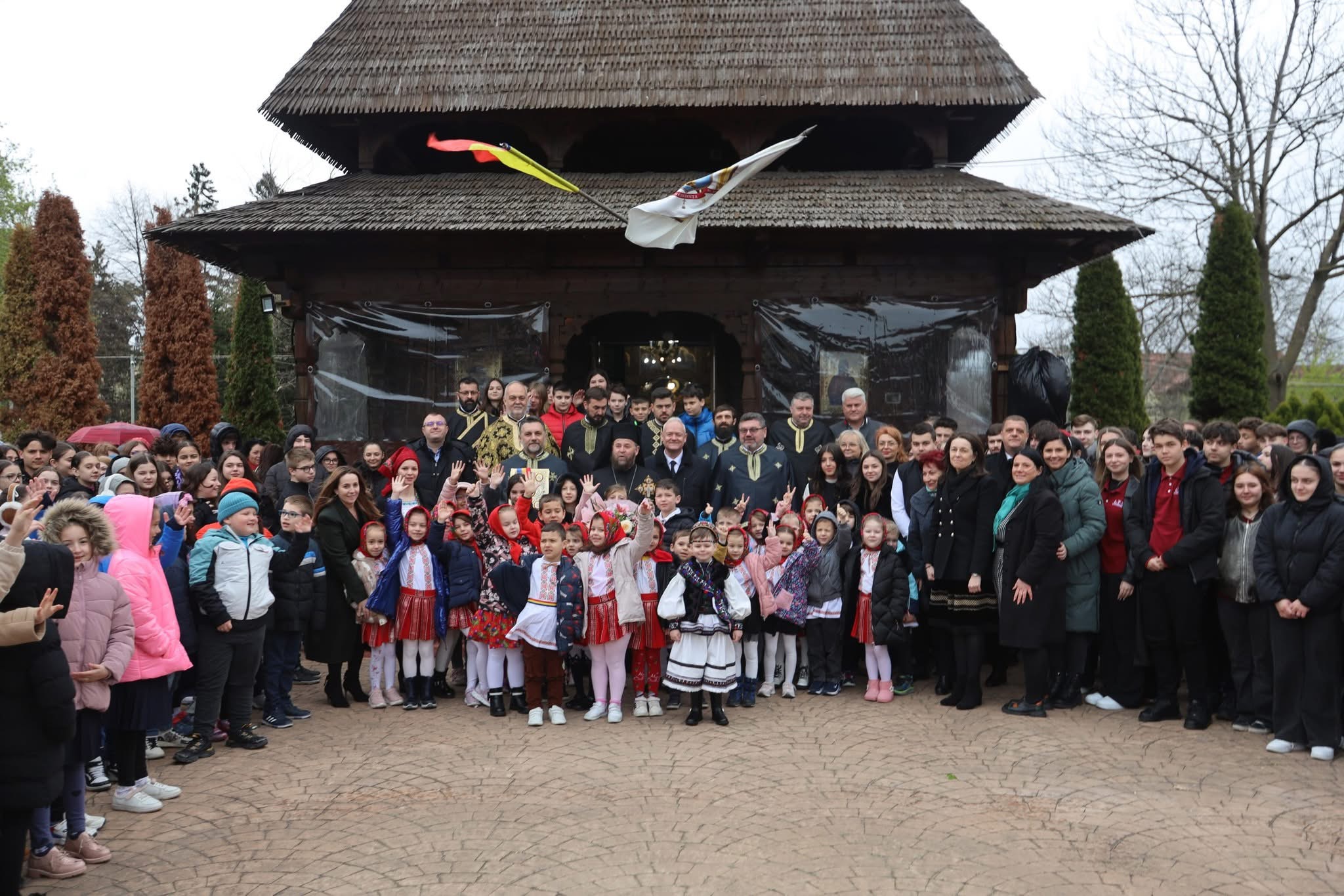 FOTO. Preasfințitul Timotei Sătmăreanul s-a aflat în mijlocul elevilor  de la Liceul Teologic Ortodox „Nicolae Steinhardt”