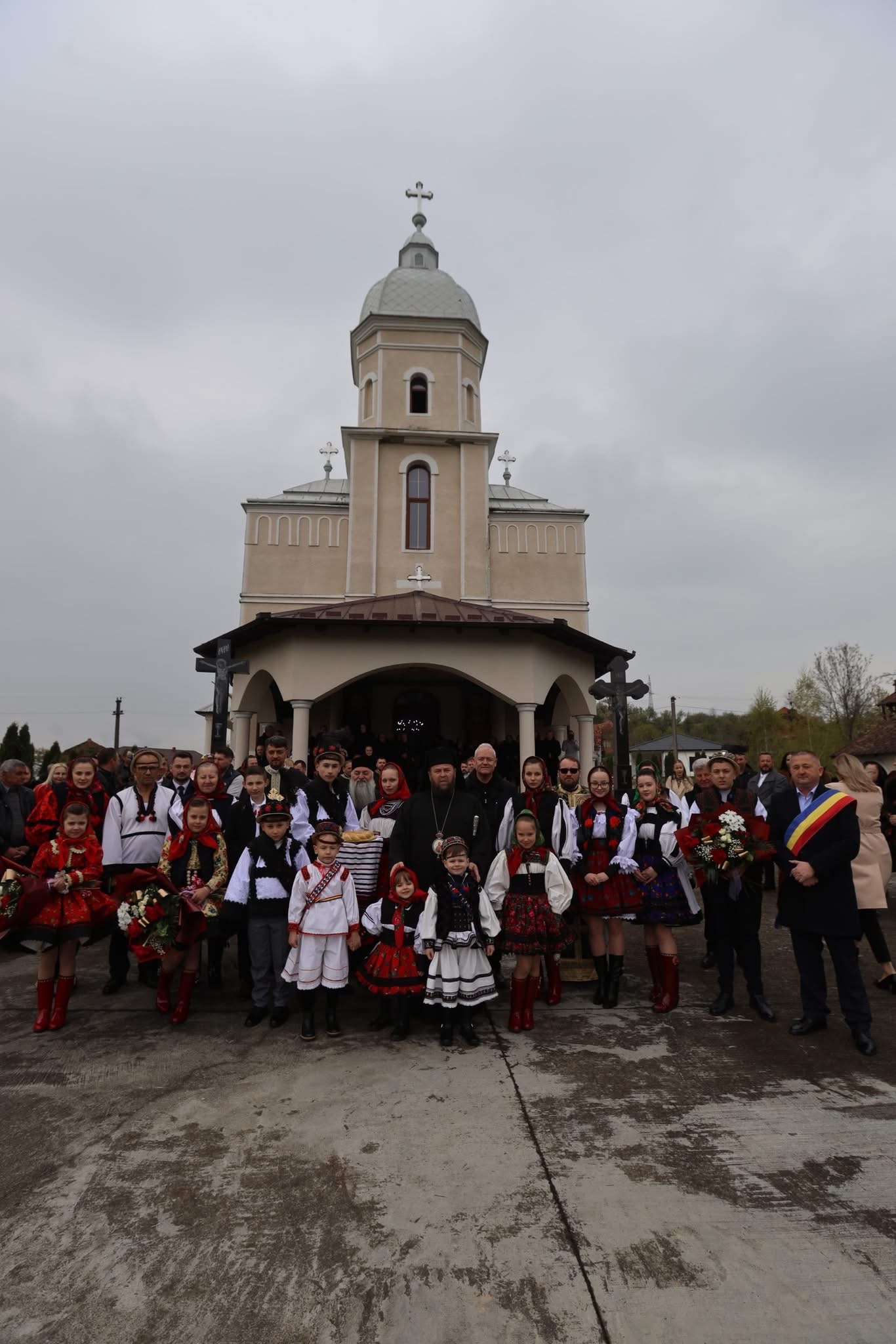 FOTO. Preasfințitul Timotei a săvârșit Sfânta Liturghie a Darurilor înainte sfințite la Parohia Ortodoxă „Nașterea Maicii Domnului” din localitatea Lechința
