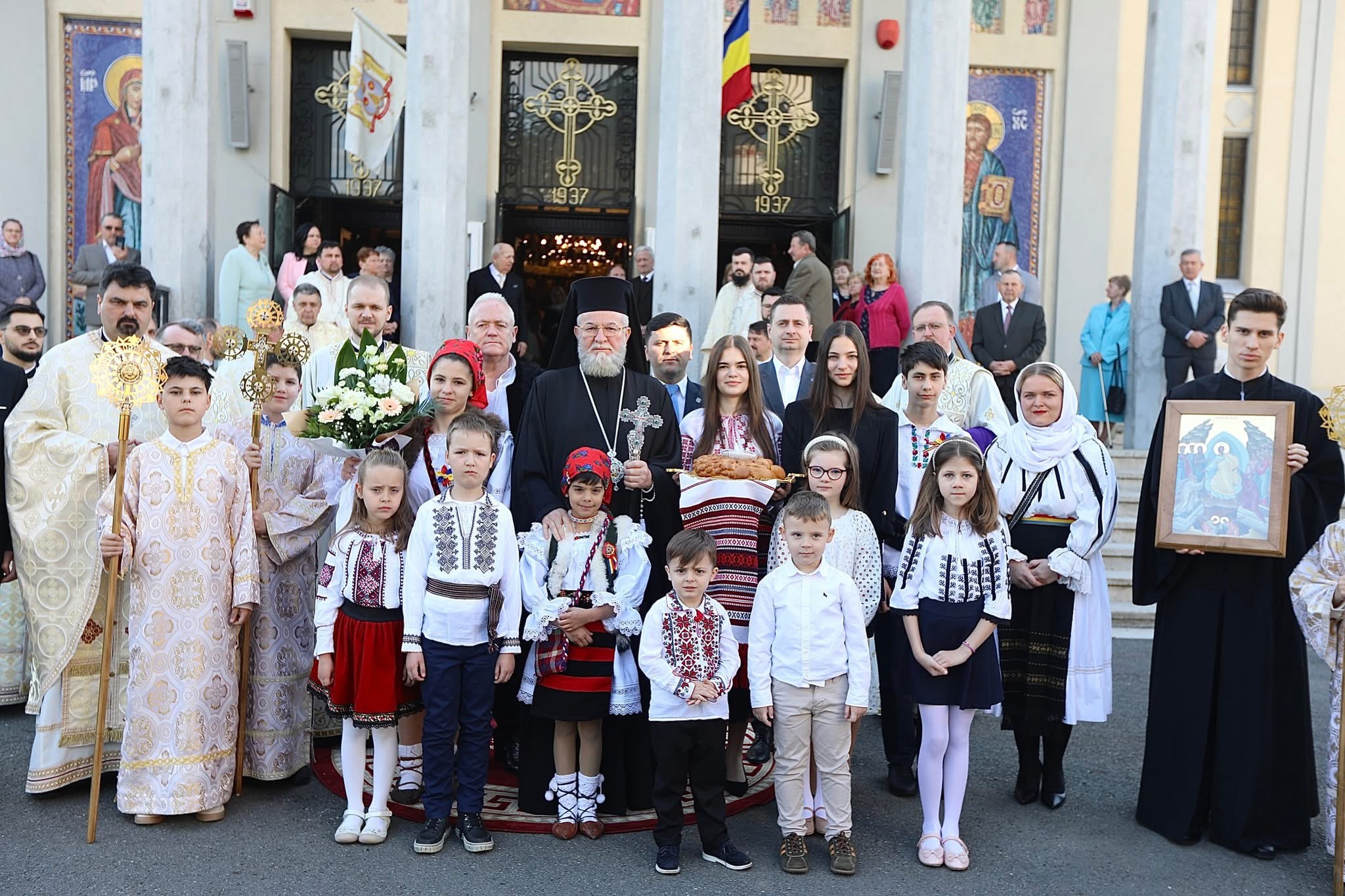 FOTO. Preasfințitul Iustin a slujit la Catedrala „Adormirea Maicii Domnului” în a doua zi a Praznicul Învierii Domnului