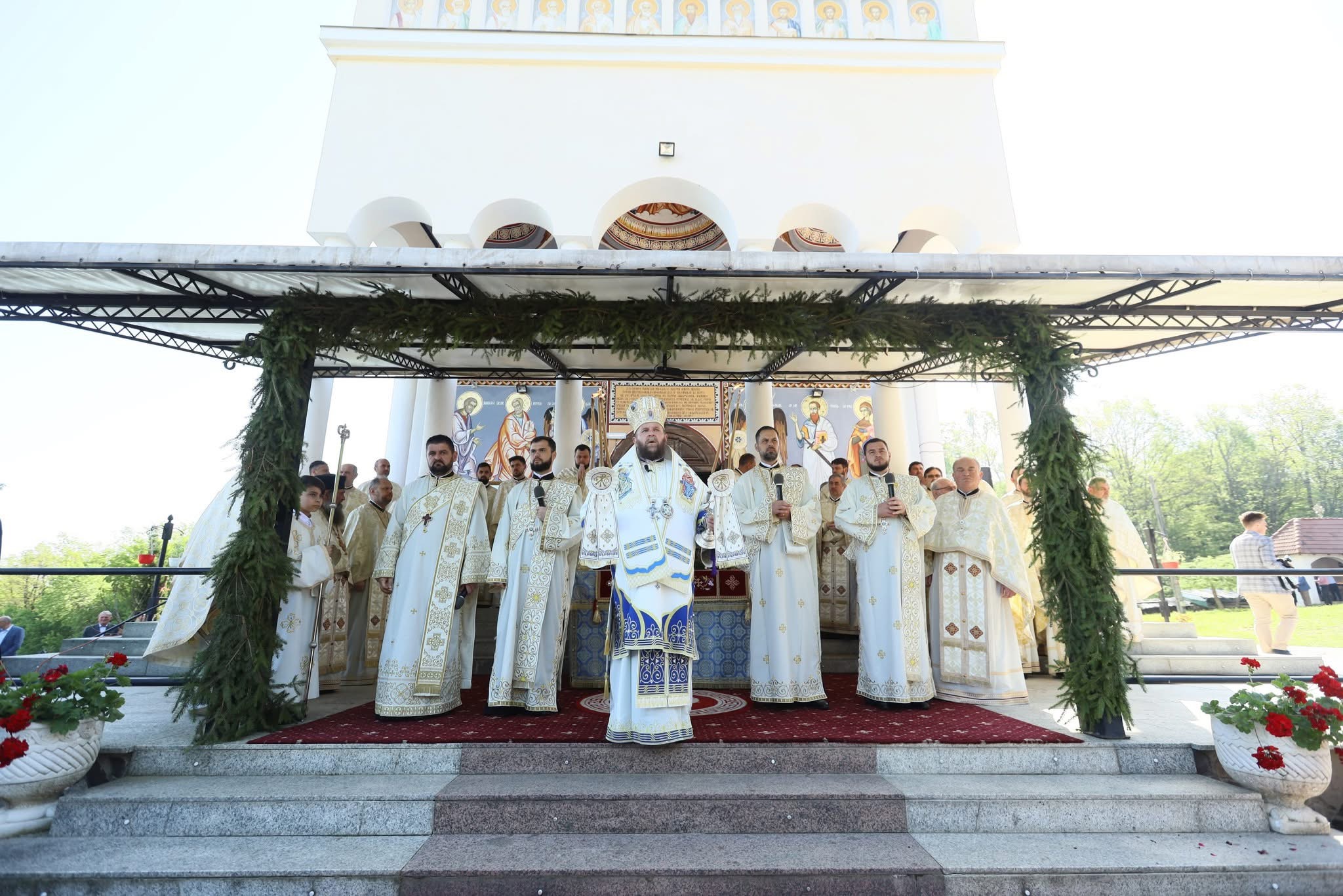 FOTO. Zi de bucurie duhovnicească la Mănăstirea Măriuș