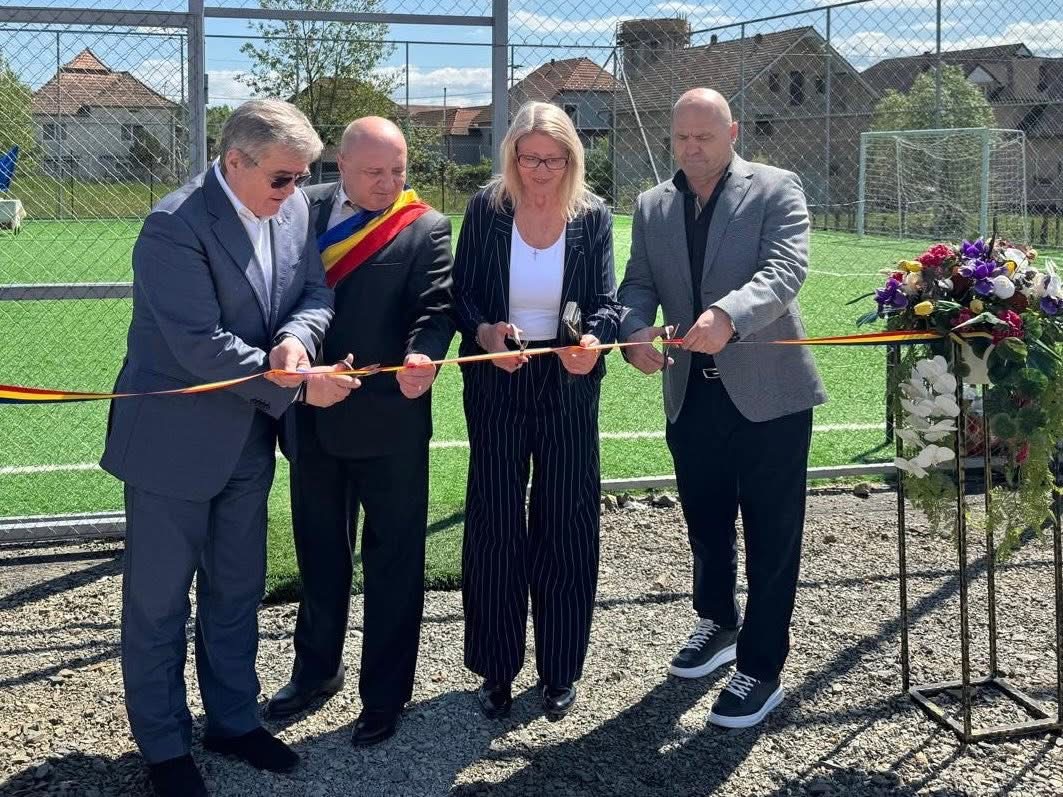 FOTO. Deputatul Mircea Govor prezent în Gherța Mică la inaugurarea terenului de sport
