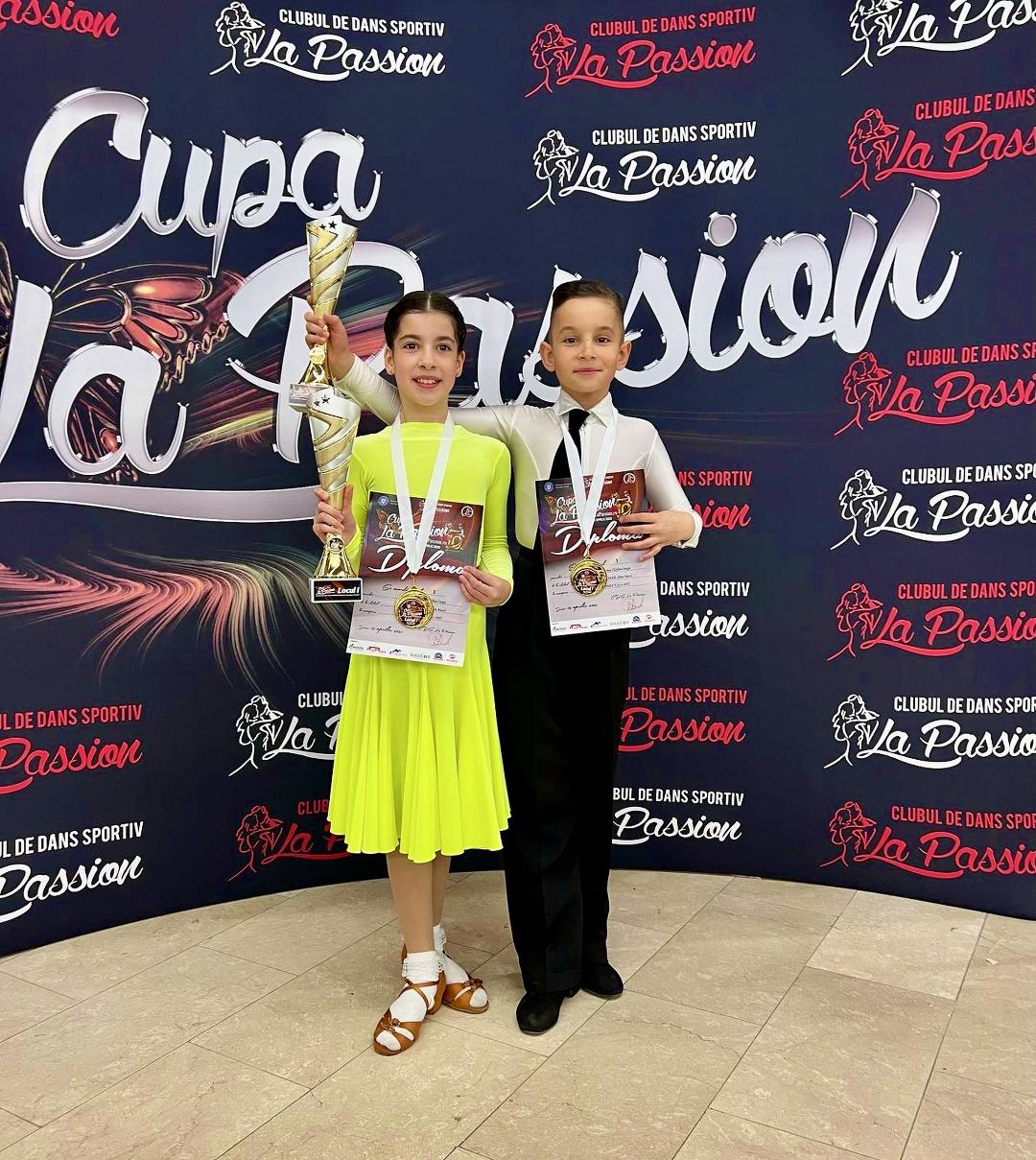 Loga Dance School s-a întors cu  5 medalii de la concursul de la  Brașov