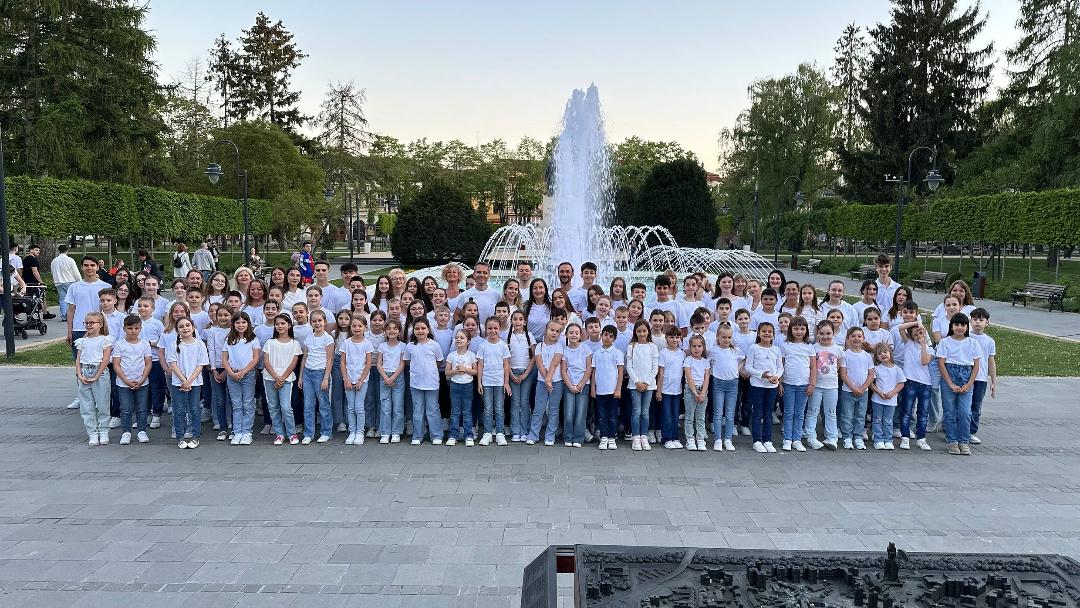 ”Flash mob” inedit organizat de Loga Dance School în fața hotelului Dacia