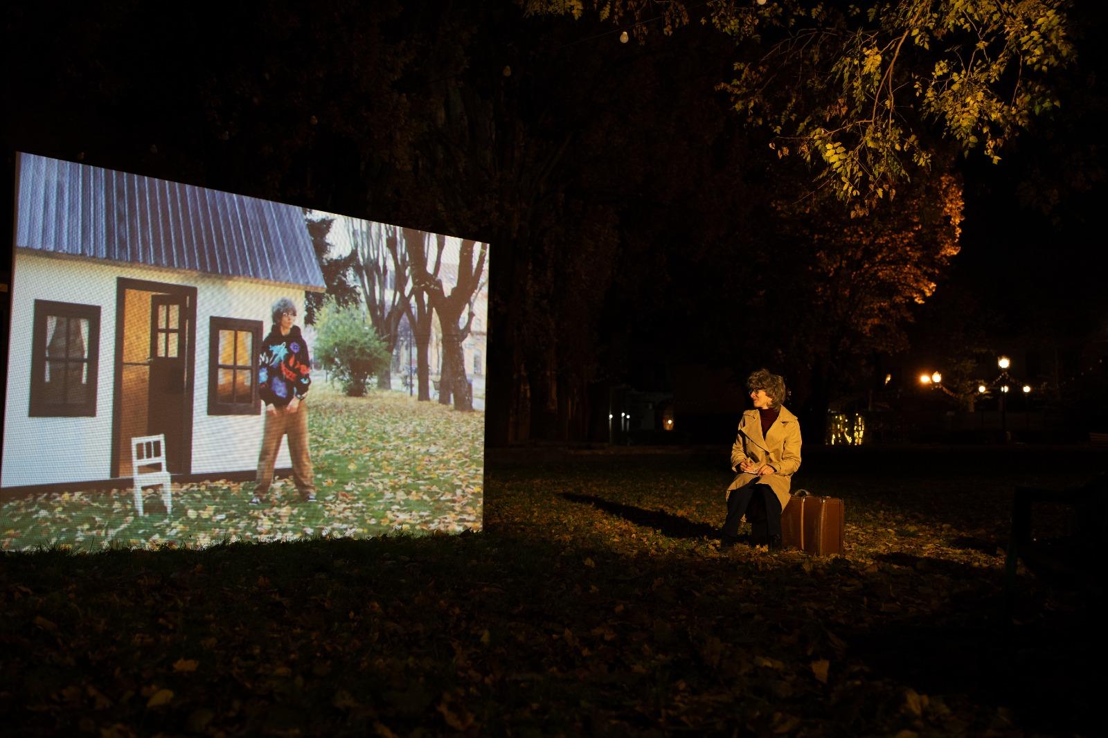 REALITĂȚI ABSURDE – instalație performativă în Parcul Central din Satu Mare