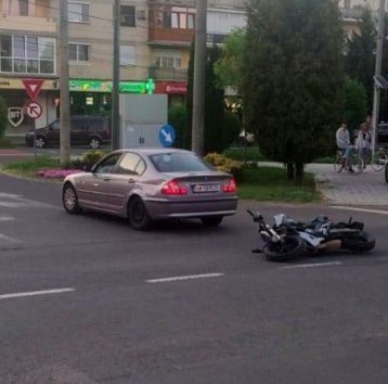 Accident în Satu Mare. Tânăr motociclist rănit în urma neacordării de prioritate