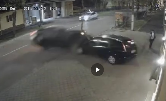 VIDEO. Accident spectaculos la Satu Mare. Șase mașini implicate. Șofer beat