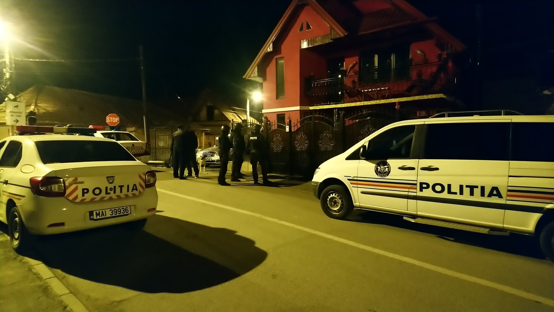 Paște cu pumni și cuţite