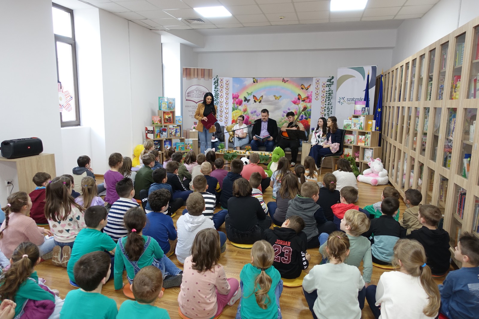 FOTO. Maratonul poveștilor: o sărbătoare a lecturii pentru cei mici. Ziua Internațională a Cărții pentru Copii și Tineret, celebrată cu entuziasm la Satu Mare