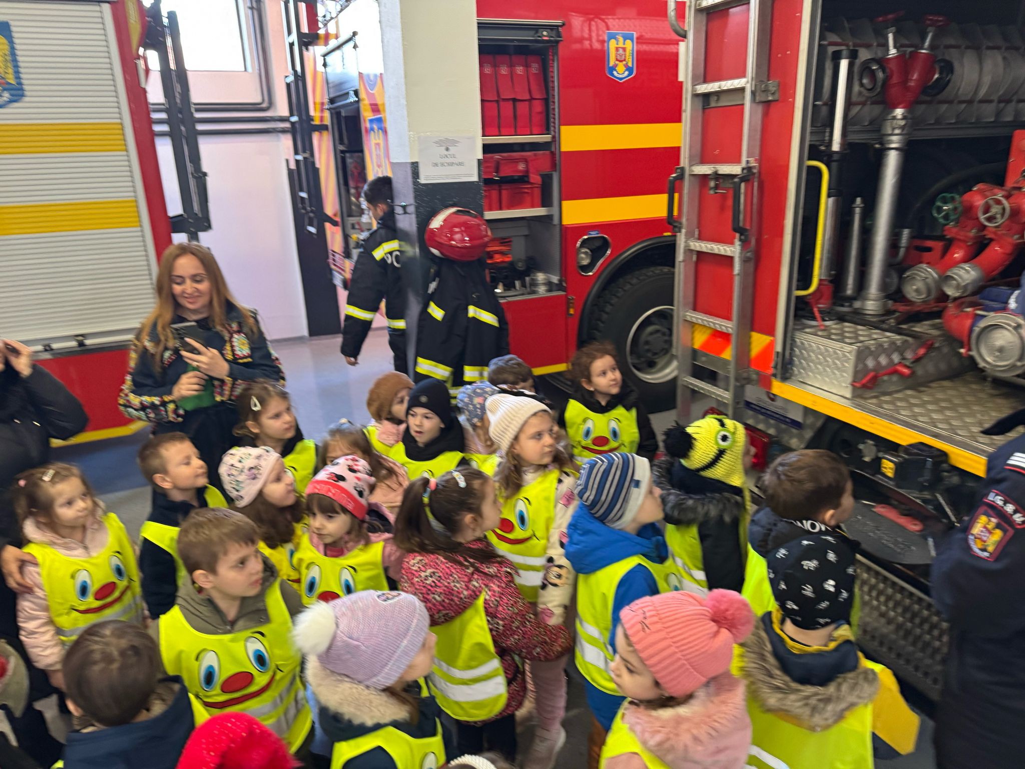 Copii în vizită la pompieri, pompieri în vizită la copii!