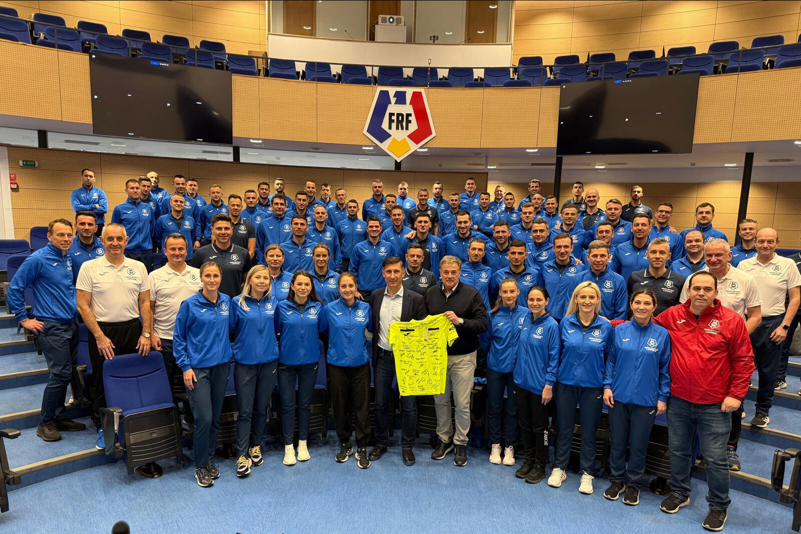 Pregătire pe simulatorul VAR pentru arbitrii din prima ligă