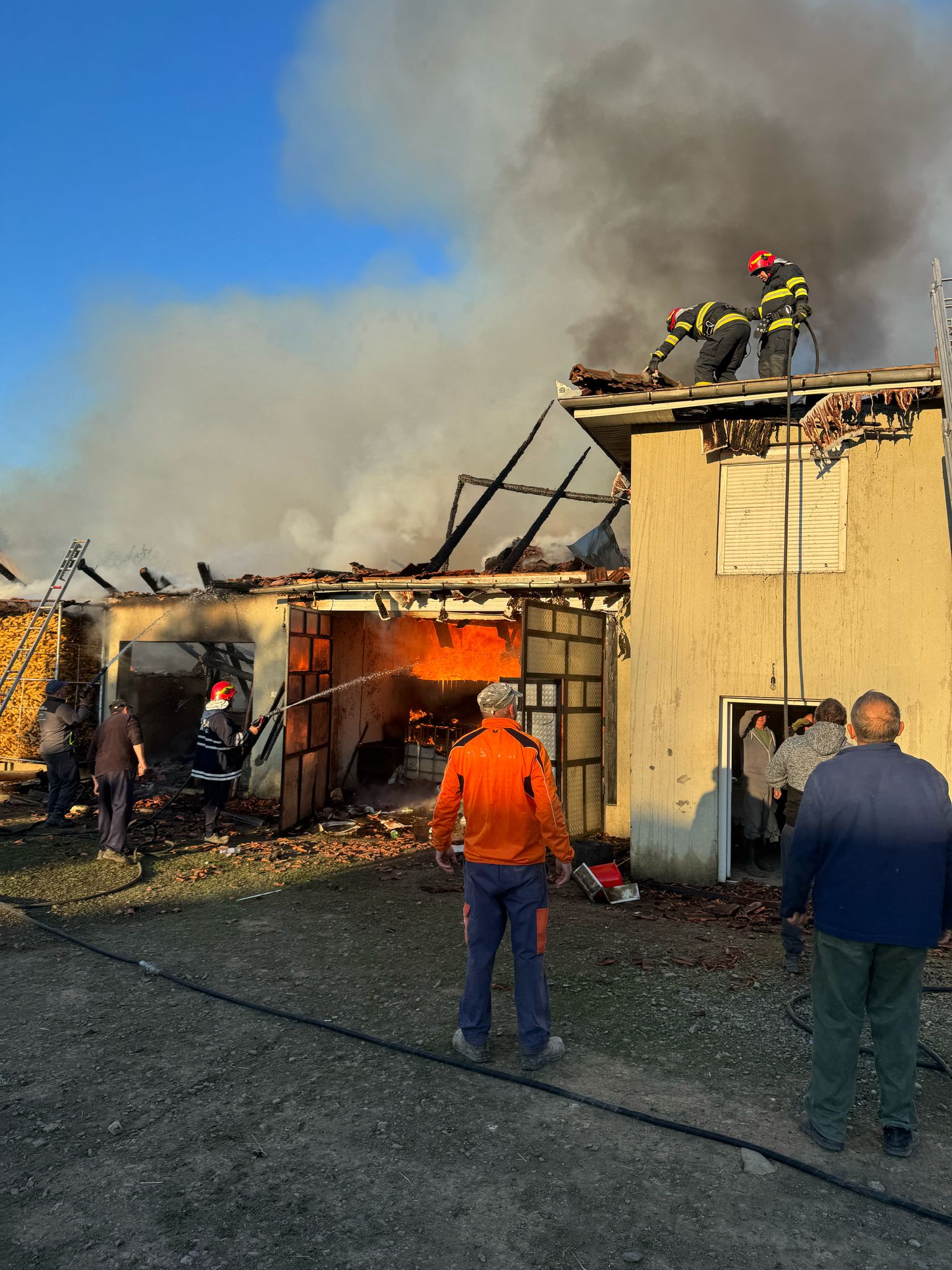 Incendiu la o casa din Turț. Pompierii au intervenit