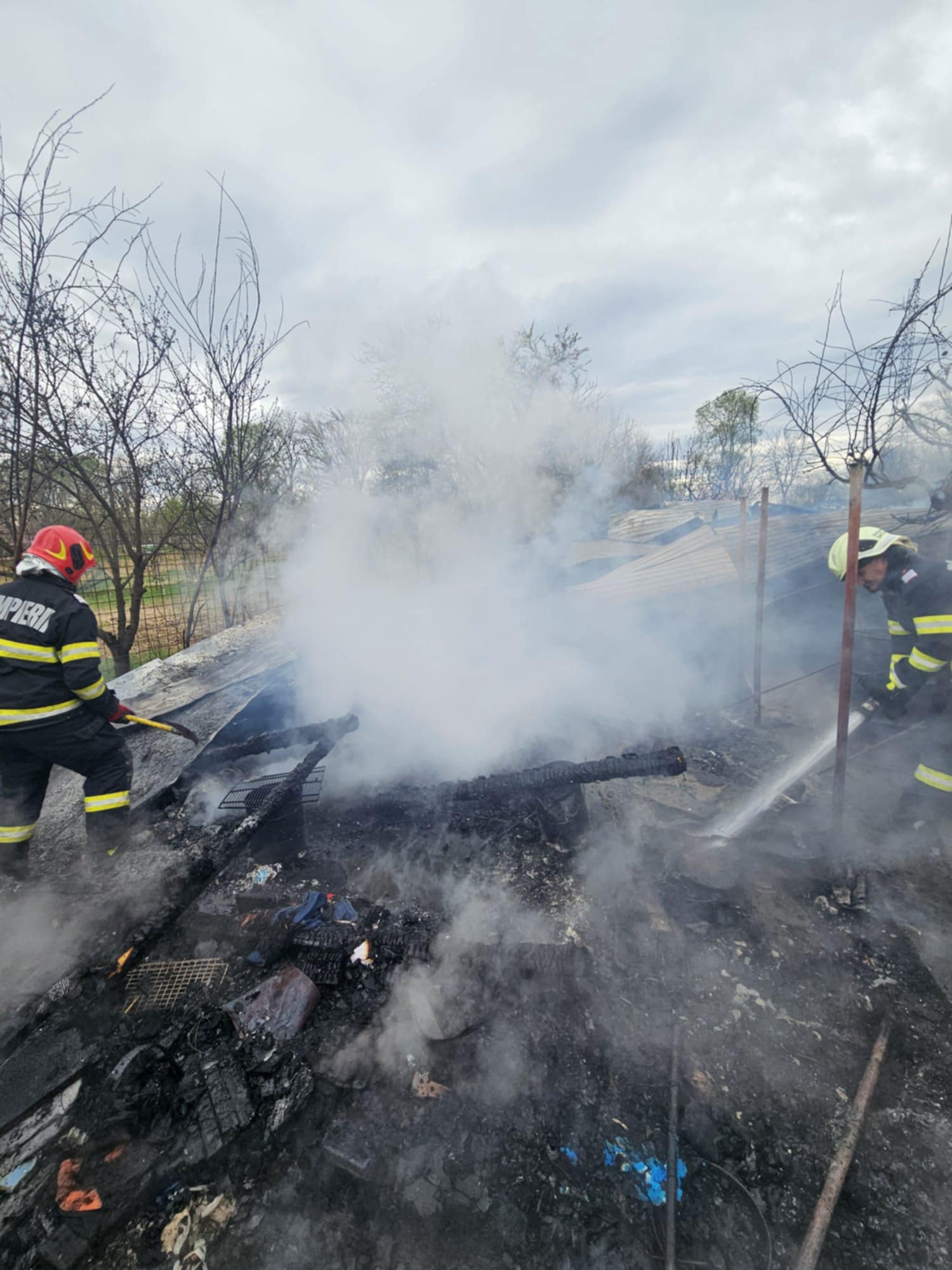 Incendiu la niște construcții improvizate pe malul Someșului