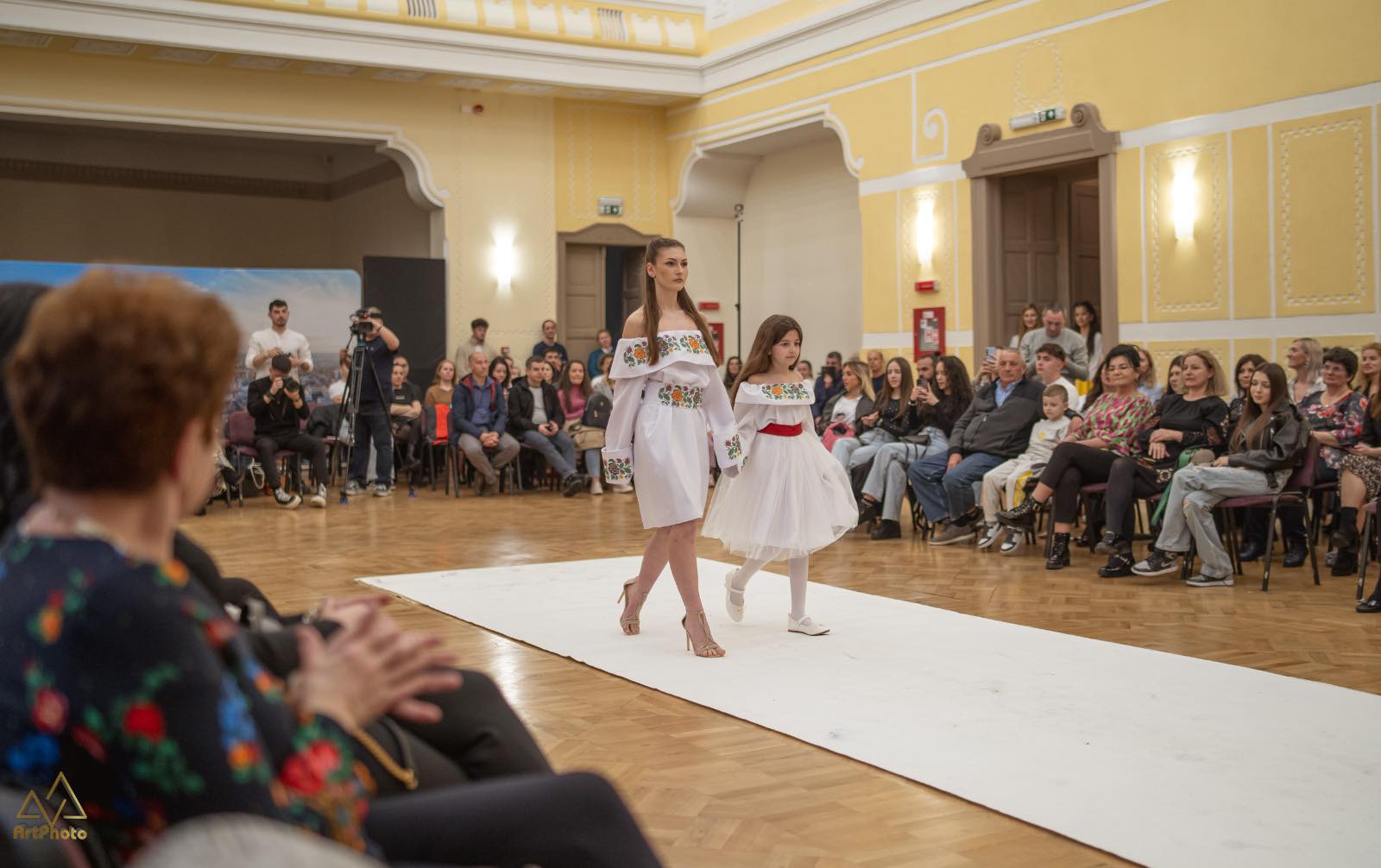 FOTO. Eleganță, creativitate și viziune la FASHION’s Night Out 2025, în Satu Mare