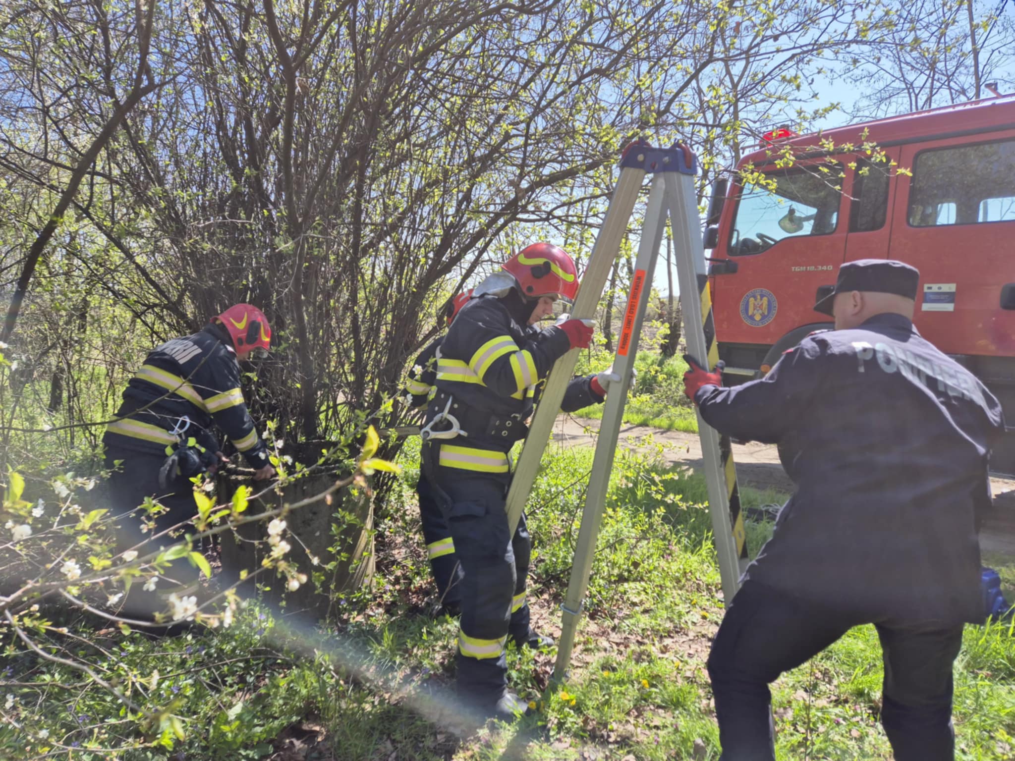 Week-end plin pentru pompierii sătmăreni. Salvat din fântână