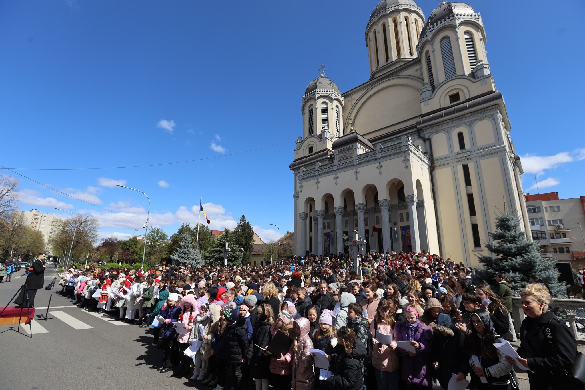 FOTO. Pricesne și laude aduse Domnului din sufletele a mii de elevi sătmăreni