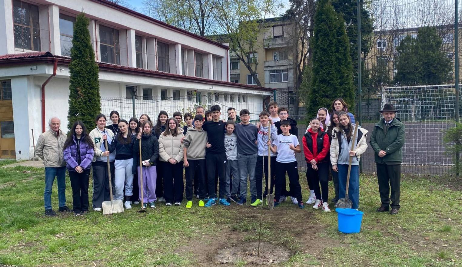 „Ecologiști în acțiune” – Lecția vie despre grijă și responsabilitate față de natură, predată de elevii de la CN ”Ioan Slavici”