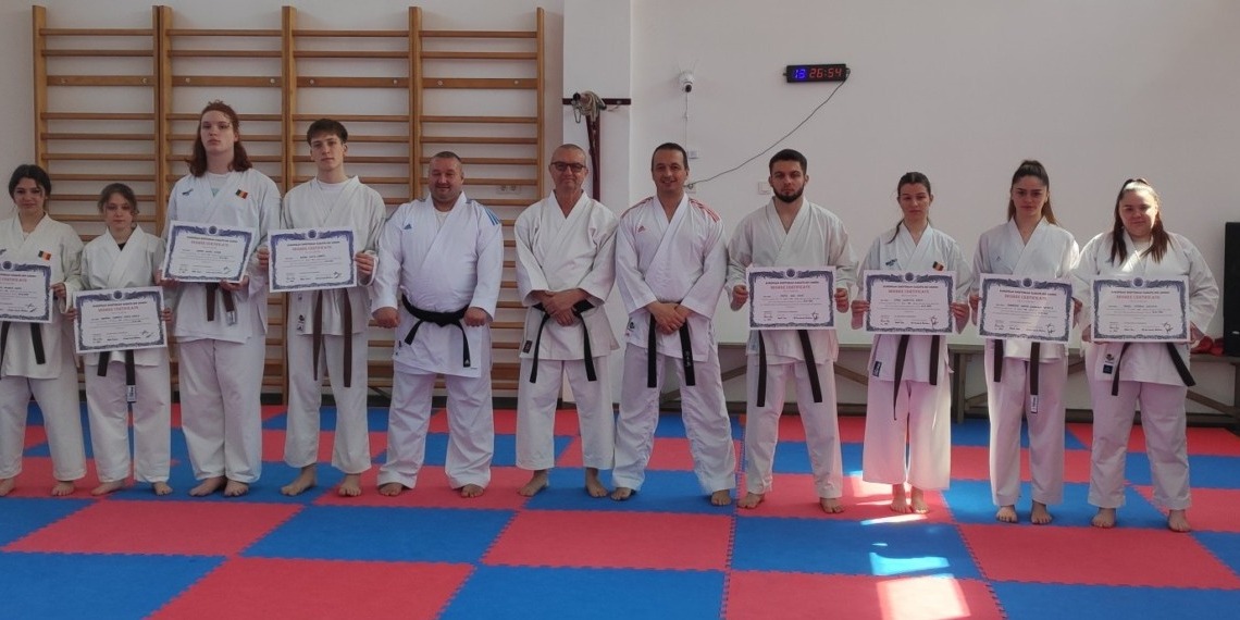 Opt karateka de la Yakuza au trecut cu brio examenul pentru centura neagră!