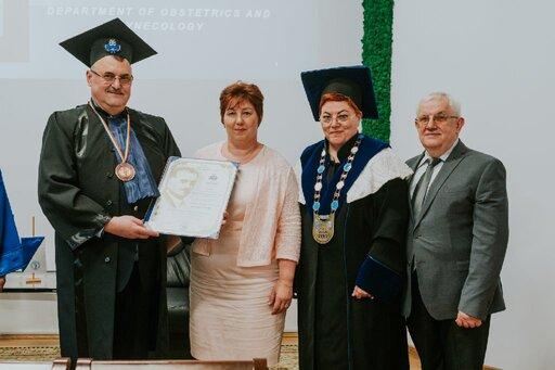 În cadrul „Quo Vadis – Sănătatea Reproducerii” Consiliul Semestrae  Arădean,  UVVG a oferit titlul de Doctor Honoris Causa conf. univ. dr. Tibor Novak