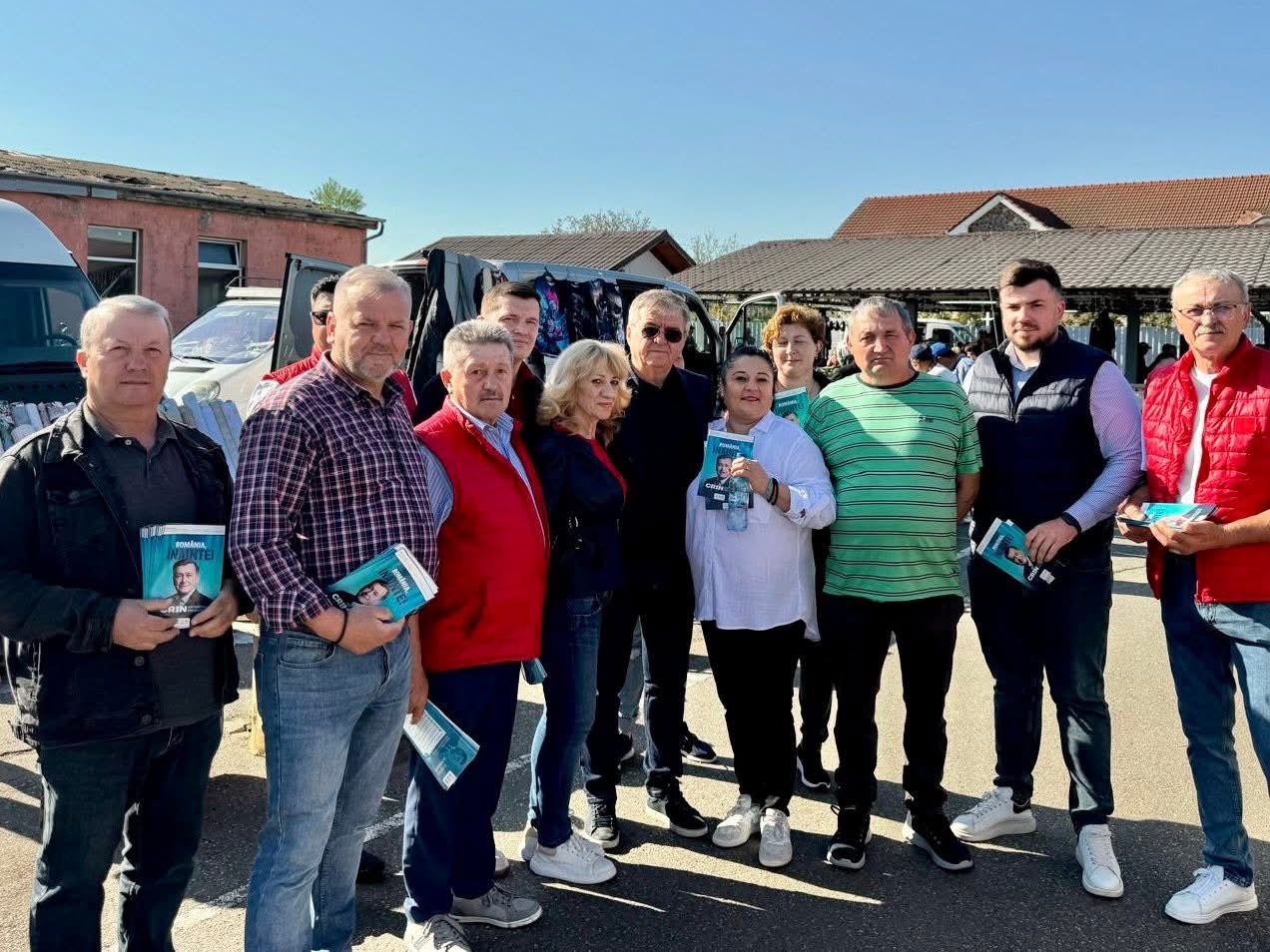 FOTO. Deputatul Mircea Govor a continuat campania electorală pentru alegerile prezidențiale în Piața Agroalimentară din Supur