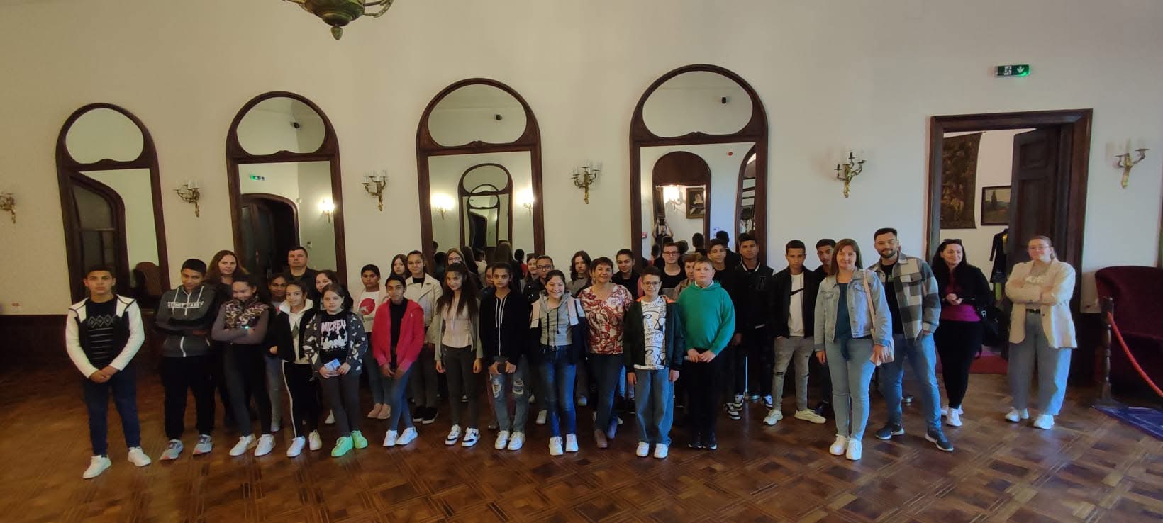 FOTO. Elevii din Porumbești și Cidreag în drumeție culturală pe urmele familiei Károlyi