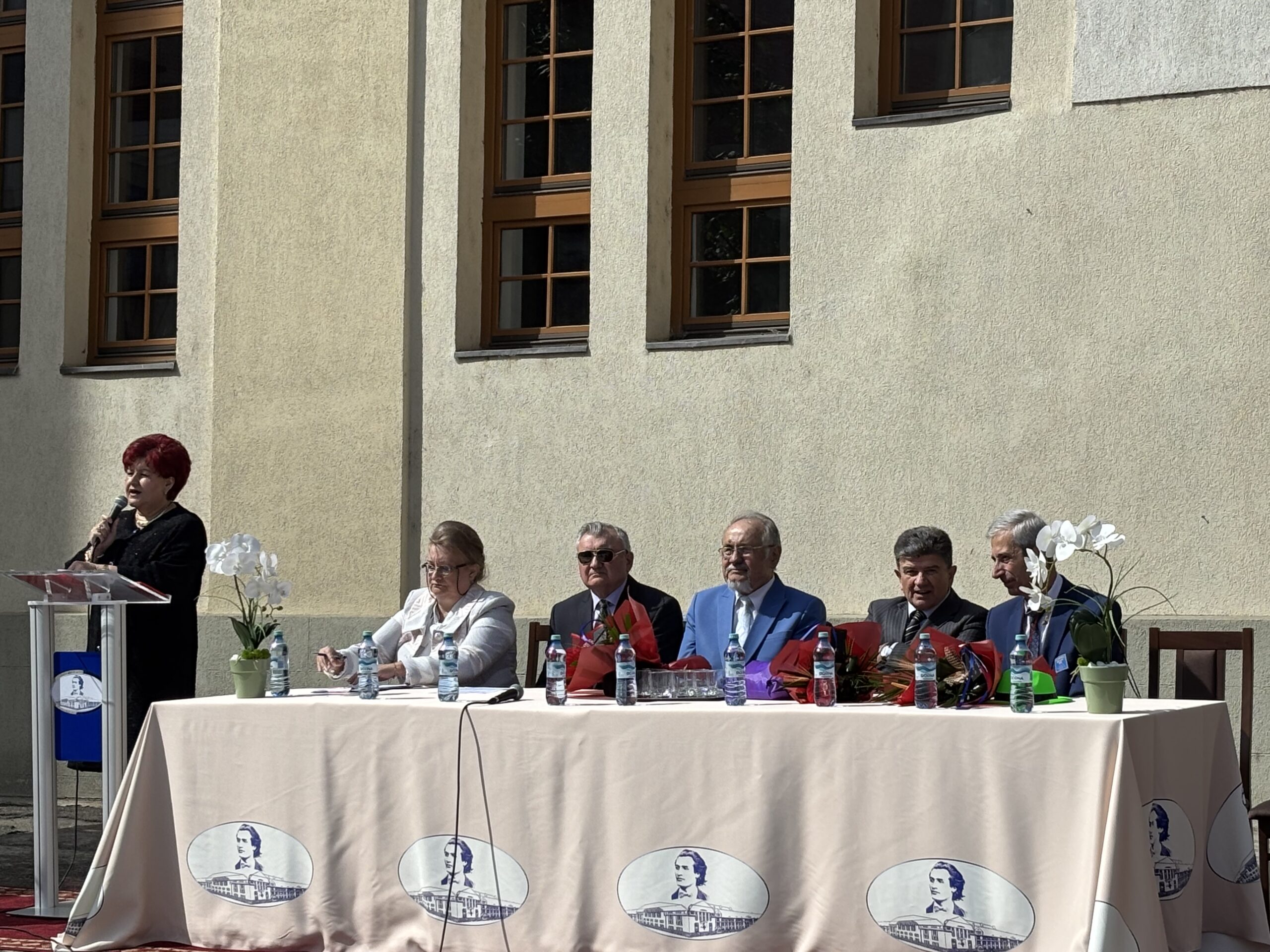 FOTO. Generații de absolvenți sărbătoriți cu emoție și tradiție la Colegiul National ,,Mihai Eminescu”