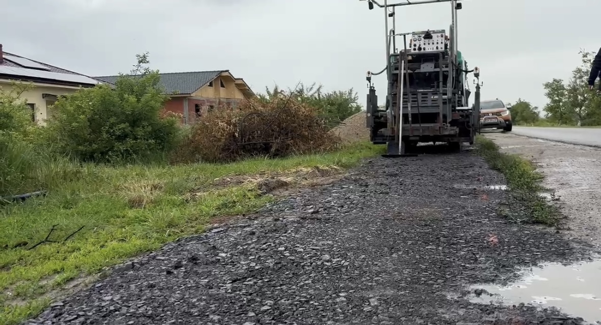 FOTO. Lucrări contestate pe pista de biciclete Satu Mare-Viile Satu Mare. Viceprimarul cere oprirea imediată a execuției pe timp de ploaie