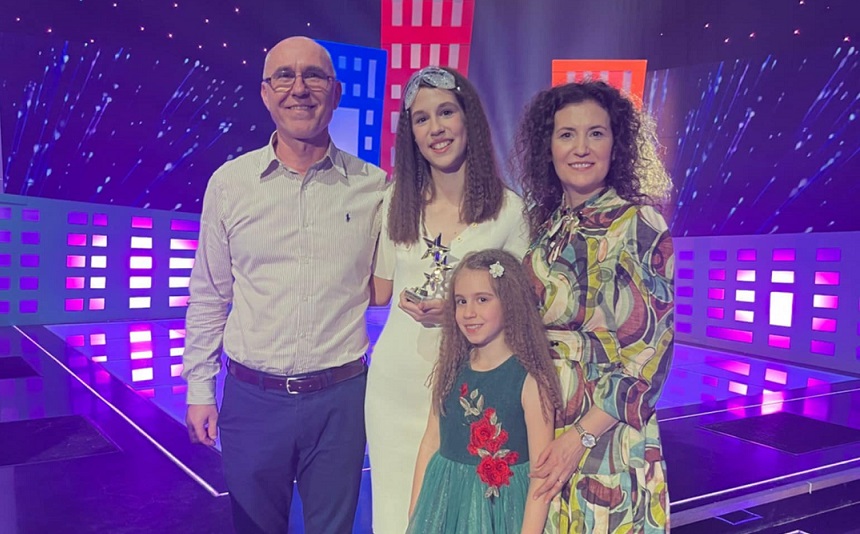 VIDEO/FOTO. PERFORMANȚĂ. O careiancă de nici 13 ani e ”Vedeta familiei” de la TVR