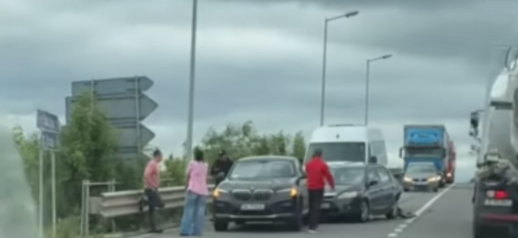 Accident în lanț la Vraja Crasnei: Două autoturisme și un microbuz implicate