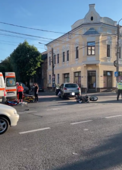 Accident pe Bulevardul Traian. Tânăr motociclist rănit în urma coliziunii cu un autoturism