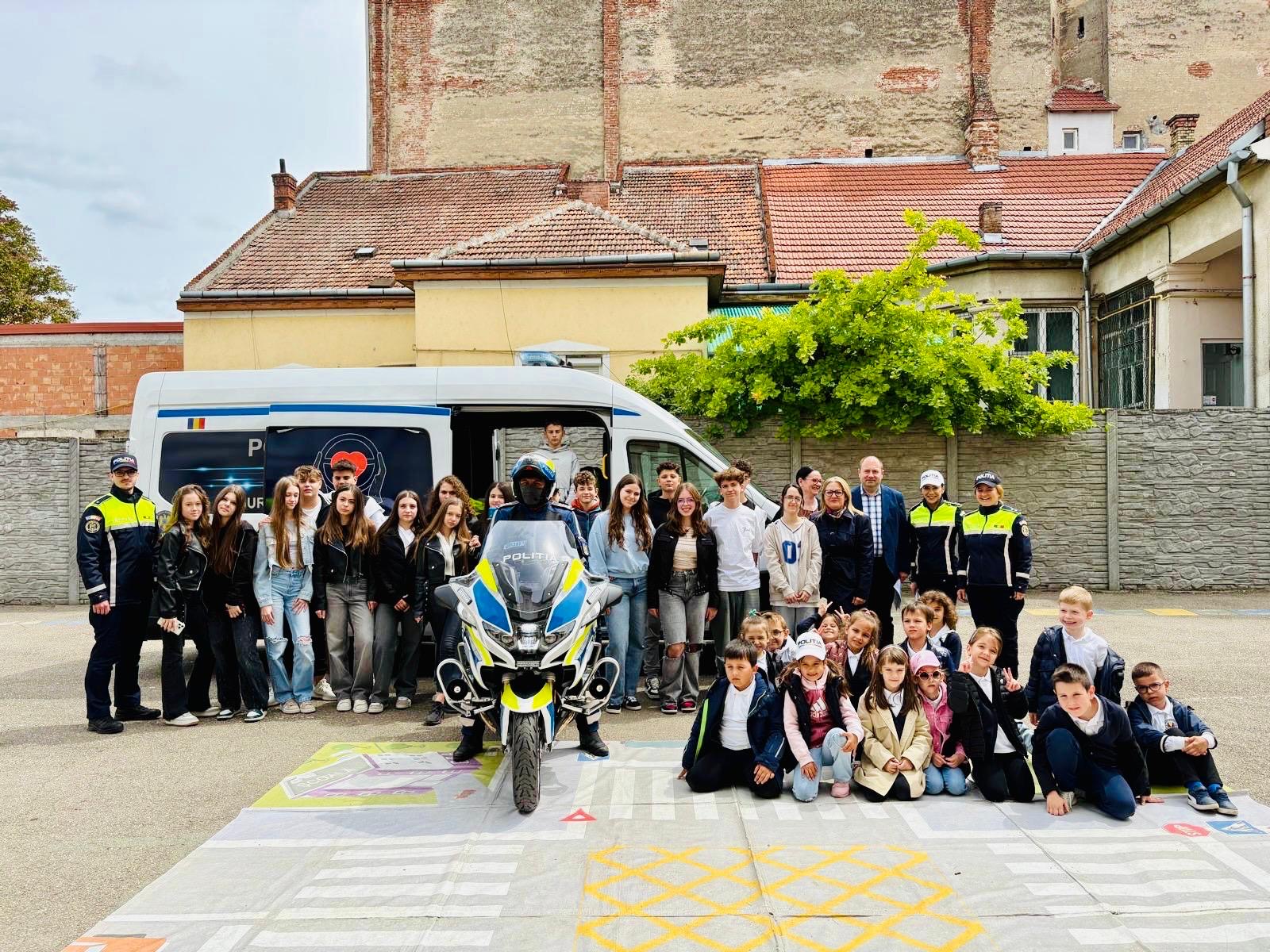 PATRULA ȘCOLARĂ ÎN ACȚIUNE - LECȚII DE SIGURANȚĂ RUTIERĂ CU CEI MICI