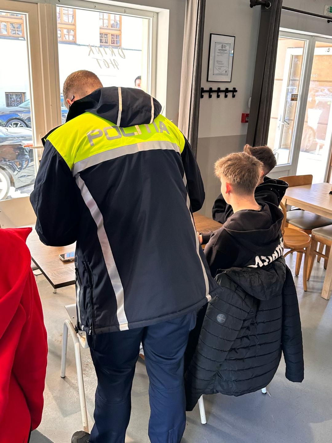 RAZIE ÎN BARURI: Poliția le-a stricat recreația chiulangiilor de Satu Mare