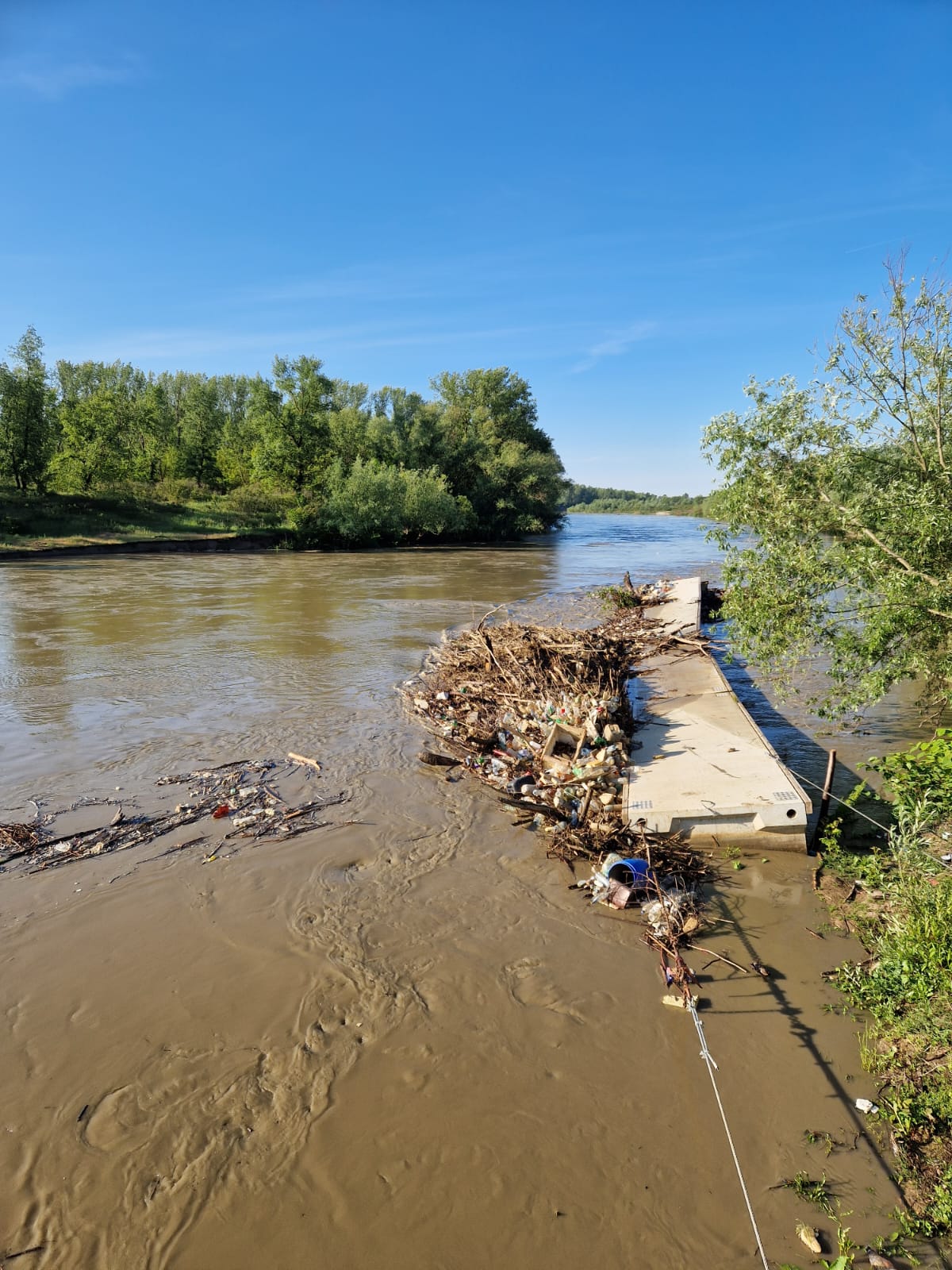 Sistemul de colectare a deșeurilor plutitoare de pe râul Someș, avariat!