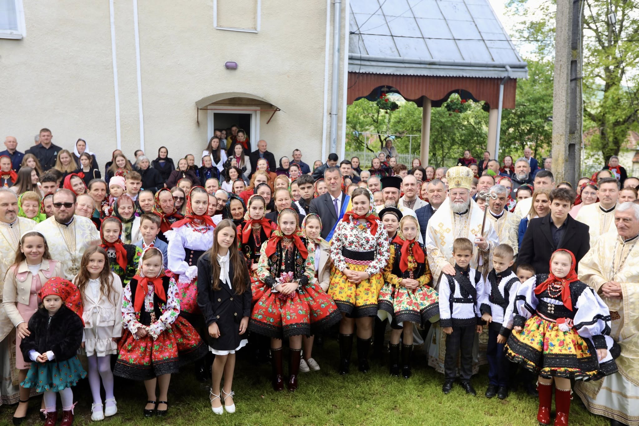 FOTO. SLUJBĂ ARHIEREASCĂ. PS Iustin, Episcopul Maramureșului și Sătmarului, a binecuvântat capela de cimitir din Comlăuș