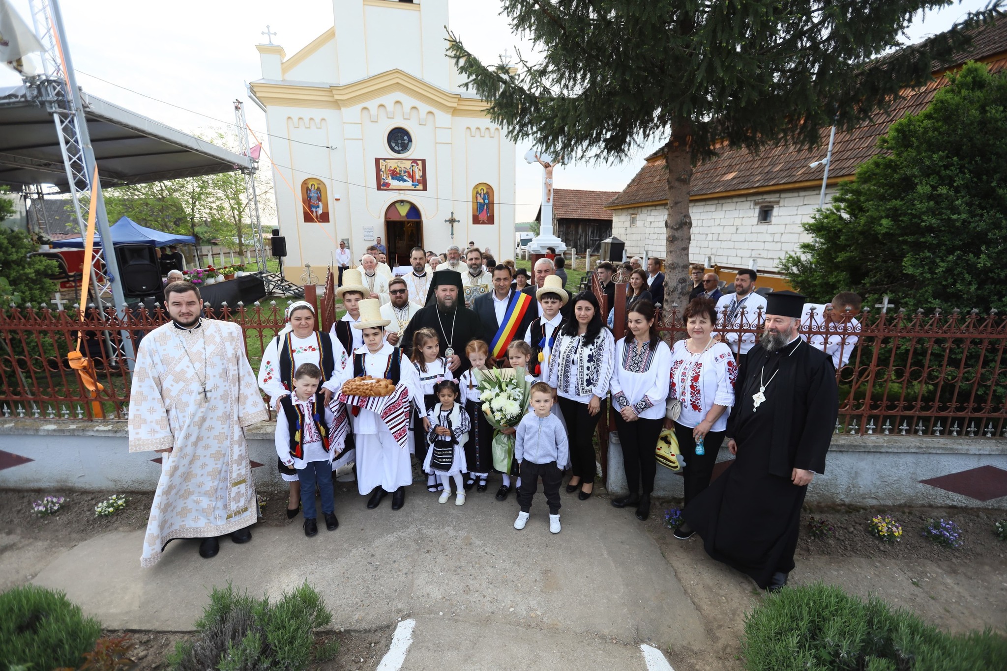 Vizită arhierească în Duminica Mironosițelor la Parohia Blaja
