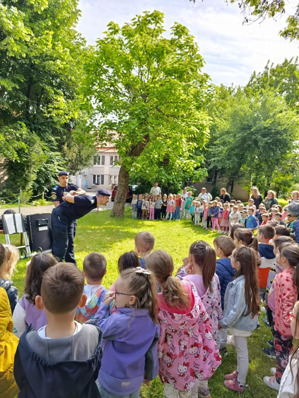 Jandarmii sătmăreni, oaspeți speciali ai copiilor