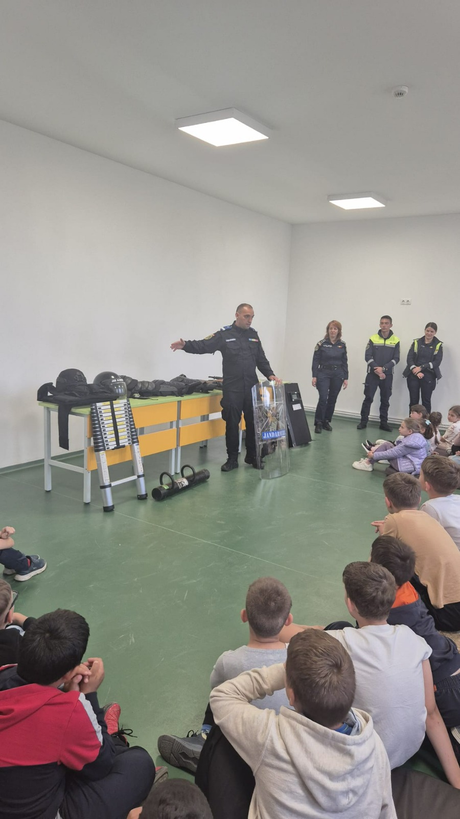 Jandarmii sătmăreni, modele de responsabilitate și siguranță pentru elevi – activități educative în cadrul „Școlii Altfel” și „Săptămânii Verzi”