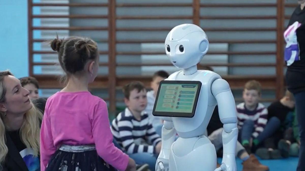 Educația financiară ajunge în școlile din județul Satu Mare cu ajutorul roboțelului Pepper